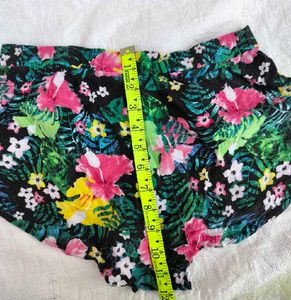 🎁Buy 1, Get 1 Free🎁Floral Print Shorts Size S