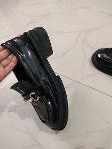 Elegant Black Glossy Loafers with Gold Chain.