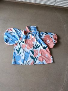 Floral top with puffed sleeves