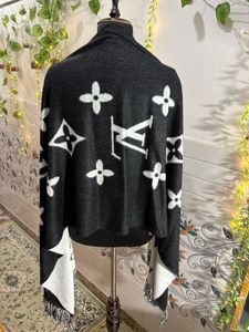 Louis Vuitton Black/White Amazingly Soft😍