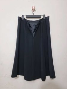 Chic Black Midi Skirt (Imported)