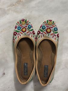 Floral Embroidered Jutti