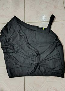 One side shoulder black crop top