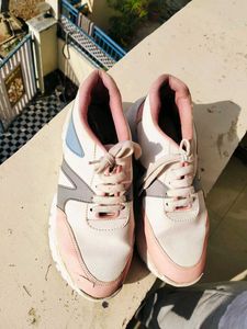 Stylish Women&#39;s Sneakers