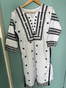Elegant White Embroidered Kurta Size 34 Bust