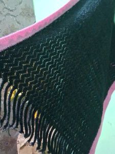 Cozy Black &amp; Pink Knit Shawl 🩷🖤