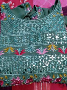 😘 Green Embroidered Naira Kurti