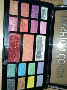 Glitter Eye Shadow With 2 Nail Paints