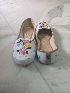 Floral woolen Jutti