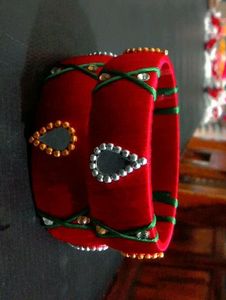 Lahariya Pattern Red And Green Colour Bangle Set