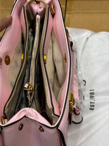 GUESS SHOWROOM QUALITY HANDBAG 12aa QUALIT