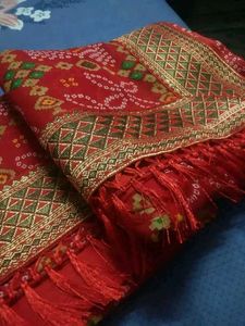bandhni saare for women in red