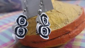 PAIR OF ROSE EARING (BLACK &amp; WHITE)