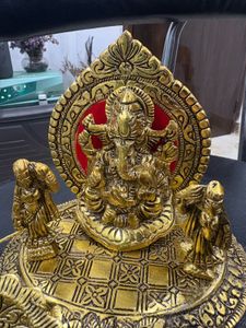 Ganesha With Riddhi and Siddhi