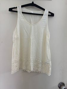GAP EMBROIDERED HEM TANK TOP