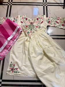 pakistani Elegant Embroidered Kurta Leather Set