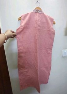 Beautiful Kurta With Zardozi Detailing On Neckline