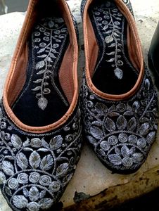 BLACK EMBROIDERY JUTTI/BELLIES