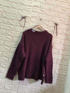 Burgundy Knit V-Neck Sweater👜🕶️