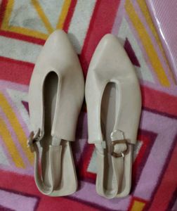 Elegant Pointed-Toe Slingback Flats