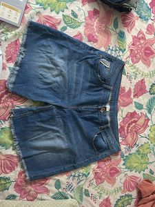 Strechable Shorts Which Fits Upto 38 Waist