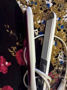 Kemei Hair Straightener - Pink &amp; White