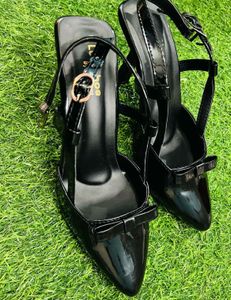 Elegant Black Heels with Bow Detail