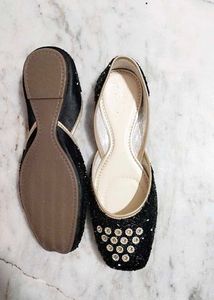 Black Embellished Juttis