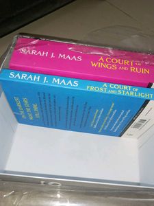 A Court of Thorns and Roses Set