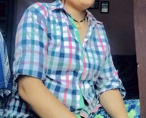 चेक शर्ट व्हाइट एंड मल्टी कलर एस वेरी प्रीटी