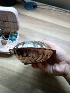 metal shell-shaped jewelry or trinket box
