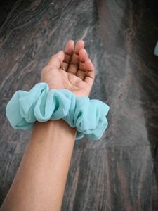 FLUFFY SCRUNCHIE +1 FREE SCRUNCHIEe😍
