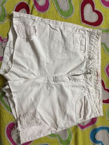 A white ribbed denim short