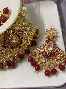 Elegant Pearl Set With Detailed Design