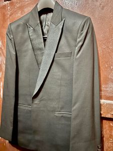 Elegant Satin-Lapel Black Blazer – A Must-Have for