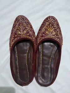 Maroon Embroidered Indian Jutti