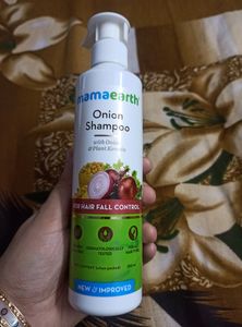 Mamaearth Onion Shampoo With Onion and Plant Keratin