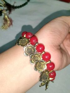 Unique design Red & Gold Flower Bracelet. 💫