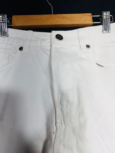 White Shorts (woman)