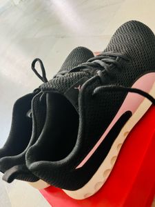 Women Puma Black & Pink Running Shoes