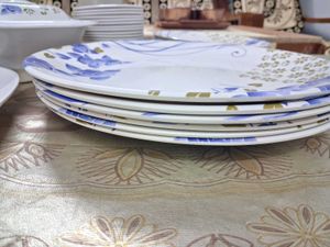 28 Pieces Dinner Set In Very Good Conditi
