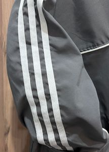 Grey Athleisure Windbreaker – Comfortable &amp; Trendy