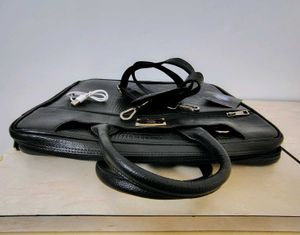 Arista Vault Fingerlock Smart Leather Laptop Ba