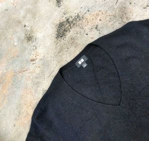 Uniqlo Unisex V Neck Sweater 🖤