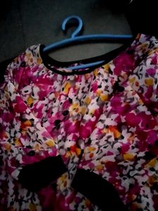 A Floral Top 💗 Fits Very Well Because Off elastic
