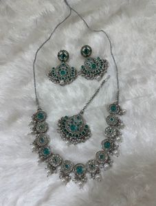 Unused Emerald Green Jewelry Set