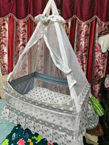 Baby bassinet with canopy