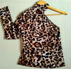 ANIMAL PRINT ONE SHOULDER CROP TOP