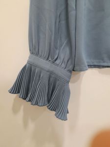 2 tops of Van Heusen and fig round neck top