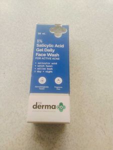1% Salicylic Acid: Exfoliates dead skin cells, kee